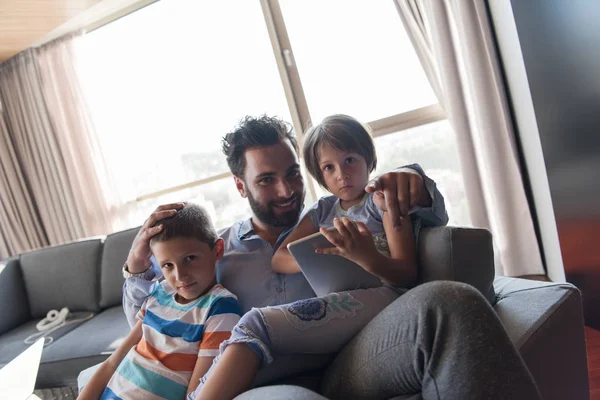 Mutlu Bir Baba Çocuklarla Vakit Geçirip Evdeki Koltukta Tablet Bilgisayar — Stok fotoğraf