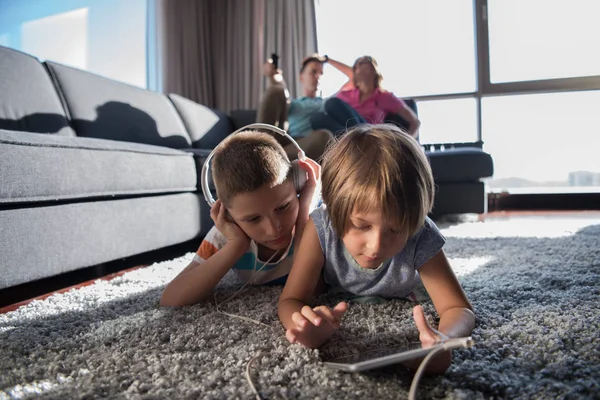 Familia Joven Feliz Jugando Juntos Casa Kids Usando Tableta Suelo —  Fotos de Stock