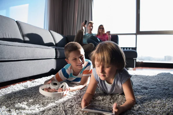 Jovem Família Feliz Jogando Juntos Casa Crianças Usando Tablet Chão — Fotografia de Stock