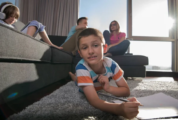 幸せな若い家族がタブレットと子供の絵セットを使って床の上で一緒に遊んでいます — ストック写真