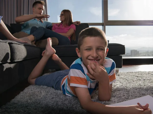 Happy Young Family Jugando Juntos Casa Suelo Usando Una Tableta —  Fotos de Stock