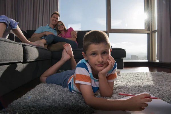 Glückliche Junge Familie Spielt Hause Mit Tablet Und Kinderzeichenset Auf — Stockfoto