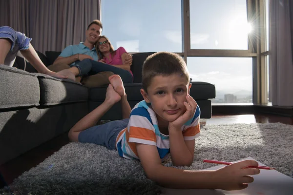 Happy Young Family Brincando Juntos Casa Chão Usando Tablet Conjunto — Fotografia de Stock