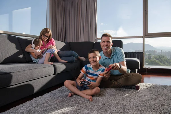 Família Feliz Pai Mãe Filhos Jogando Jogo Vídeo Pai Filho — Fotografia de Stock