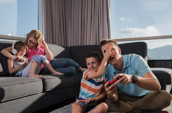 Familia Feliz Padre Madre Hijos Jugando Videojuego Padre Hijo Jugando —  Fotos de Stock