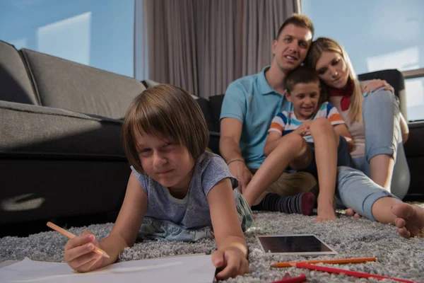 Happy Young Family Brincando Juntos Casa Chão Usando Tablet Conjunto — Fotografia de Stock