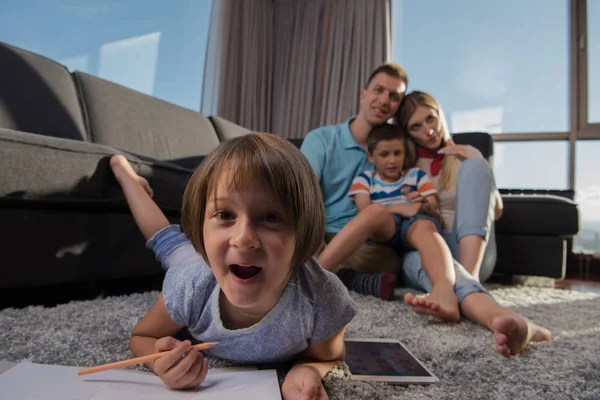 Happy Young Family Brincando Juntos Casa Chão Usando Tablet Conjunto — Fotografia de Stock