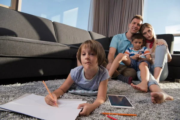 Happy Young Family Společně Doma Podlaze Pomocí Tabletu Dětské Kreslicí — Stock fotografie
