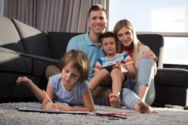 Glückliche Junge Familie Spielt Hause Mit Tablet Und Kinderzeichenset Auf — Stockfoto