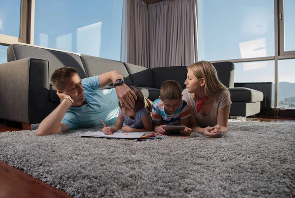 Happy Young Family Giocare Insieme Casa Sul Pavimento Con Tablet — Foto Stock