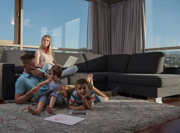 Mutlu Genç Aile Dizüstü Bilgisayar Çizim Setiyle Evde Birlikte Oynuyor — Stok fotoğraf