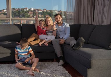 mutlu genç çift evde çocuklar ile vakit