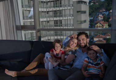 mutlu genç çift evde çocuklar ile vakit