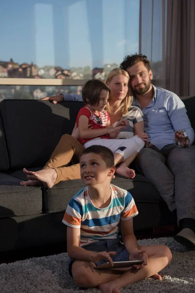 Felice giovane coppia trascorrere del tempo con i bambini a casa — Foto Stock