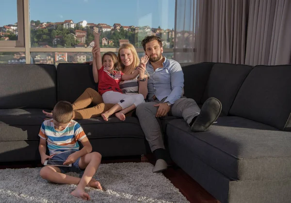Glada unga par spendera tid med barnen hemma — Stockfoto