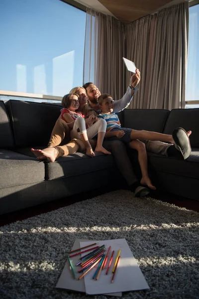 Šťastný mladý pár tráví čas s dětmi doma — Stock fotografie