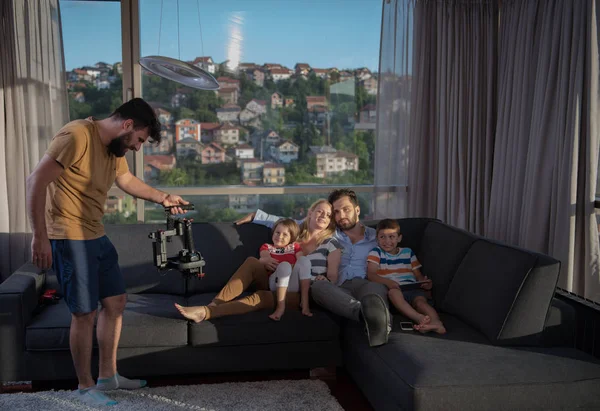 Casal Feliz Passar Tempo Com Crianças Usando Computador Tablet Sofá — Fotografia de Stock