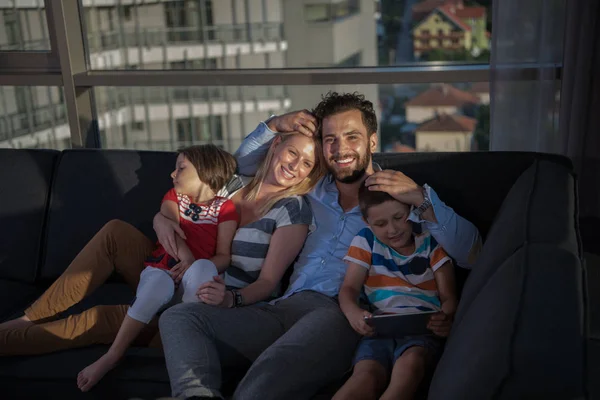 Felice giovane coppia trascorrere del tempo con i bambini a casa — Foto Stock