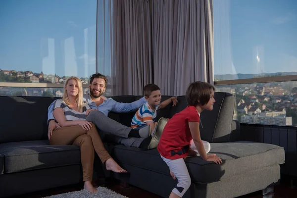 Feliz jovem casal passar tempo com as crianças em casa — Fotografia de Stock