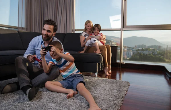 Счастливая Семья Отец Мать Дети Играют Видеоигру Отец Сын Вместе — стоковое фото