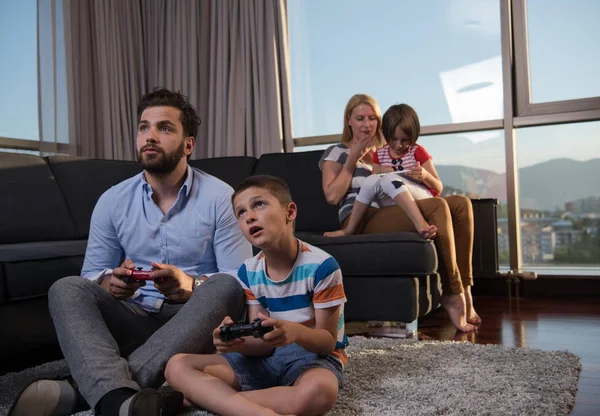 Happy Family Father Mother Children Playing Video Game Father Son — Stock Photo, Image