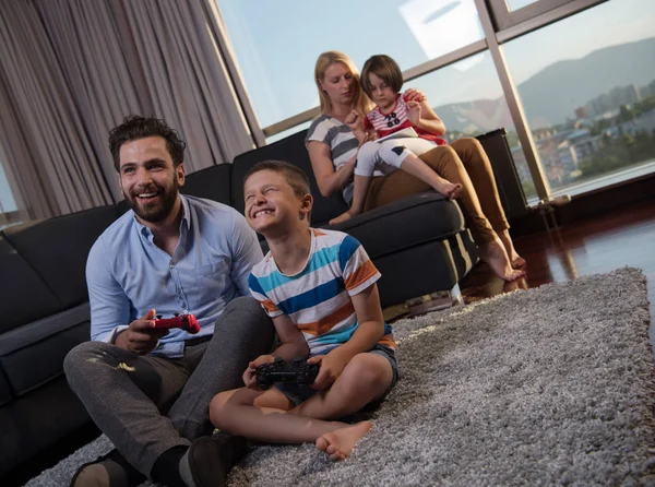 Happy Family Father Mother Children Playing Video Game Father Son — Stock Photo, Image