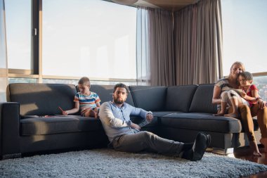 Mutlu Genç Aile Evdeki kanepede birlikte oynuyorlar Bir tablet ve bir çocuk çizim seti kullanarak