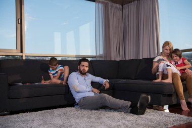 Mutlu Genç Aile Evdeki kanepede birlikte oynuyorlar Bir tablet ve bir çocuk çizim seti kullanarak
