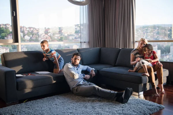 Jovem Família Feliz Brincando Juntos Sofá Casa Usando Tablet Conjunto — Fotografia de Stock