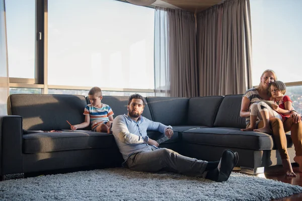 Glückliche Junge Familie Beim Gemeinsamen Spielen Auf Dem Heimischen Sofa — Stockfoto