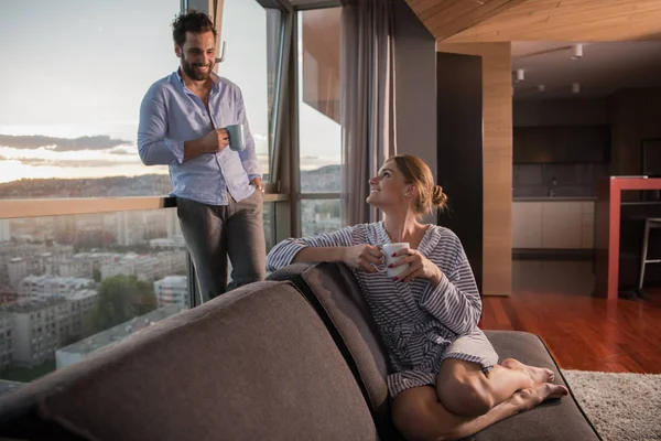 Romántico Feliz Joven Pareja Disfrutando Café Por Noche Hermoso Paisaje — Foto de Stock