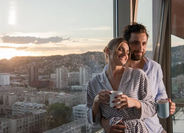 Romántico Feliz Joven Pareja Disfrutando Café Por Noche Hermoso Paisaje —  Fotos de Stock