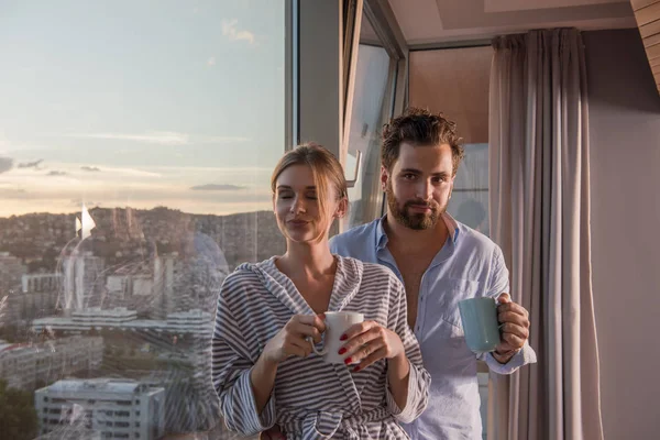 Romantische Gelukkige Jonge Paar Genieten Van Koffie Van Avond Prachtige — Stockfoto