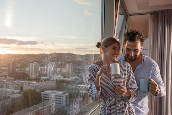 Romantik Mutlu Genç Çift Akşam Kahve Cam Kenarında Dururken Şehrin — Stok fotoğraf