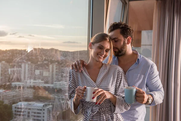 Romântico Feliz Jovem Casal Desfrutando Café Noite Bela Paisagem Pôr — Fotografia de Stock