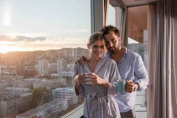 Romantische Gelukkige Jonge Paar Genieten Van Koffie Van Avond Prachtige — Stockfoto