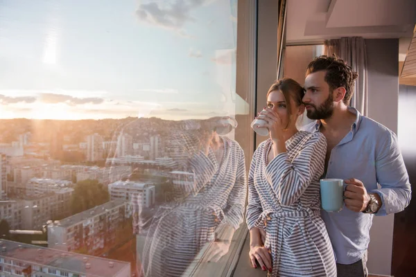 Romantiska Glad Unga Par Njuter Kvällskaffe Och Vacker Solnedgång Landskap — Stockfoto