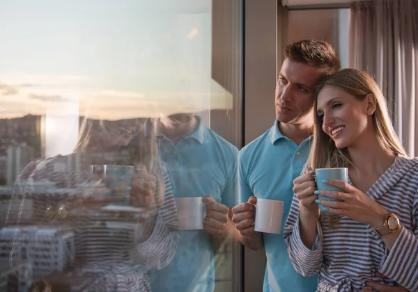 Romantische Gelukkige Jonge Paar Genieten Van Koffie Van Avond Prachtige — Stockfoto