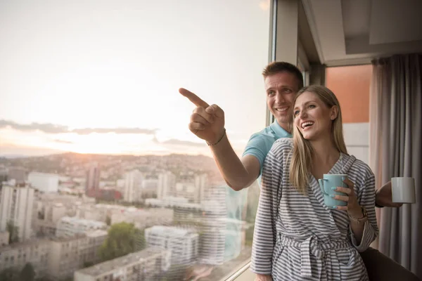 Romantisches Glückliches Junges Paar Genießt Den Abendkaffee Und Die Wunderschöne — Stockfoto