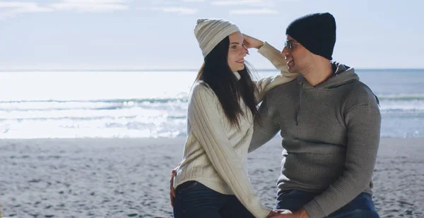 Cool Pareja Riendo Abrazándose Frente Playa Hermoso Día Otoño —  Fotos de Stock