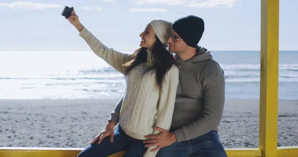 Very Happy Couple Love Taking Selfie Beach Autmun Day — Stock Photo, Image