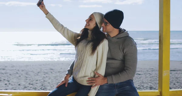 Muy Feliz Pareja Amor Tomando Selfie Playa Autmun Día —  Fotos de Stock