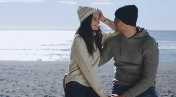 Cool Couple Lachen Knuffelen Front Beach Mooie Herfstdag — Stockfoto