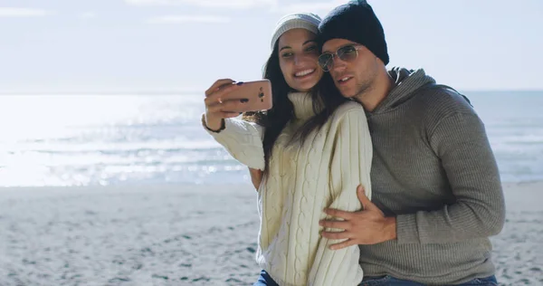 Sehr Glückliches Verliebtes Paar Beim Selfie Strand Herbst — Stockfoto