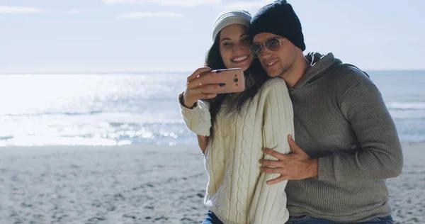 Very Happy Couple Love Taking Selfie Beach Autmun Day — Stock Photo, Image