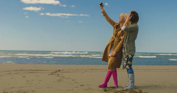 해변에가 전화에 Selfie을 만드는 여자를 — 스톡 사진