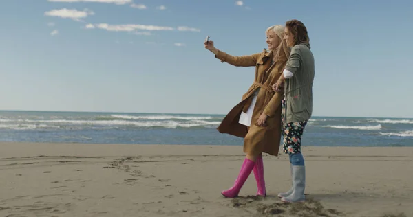 Zwei Lächelnde Junge Frauen Die Einem Herbsttag Strand Ein Selfie — Stockfoto