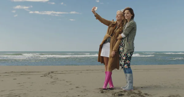 Zwei Lächelnde Junge Frauen Die Einem Herbsttag Strand Ein Selfie — Stockfoto