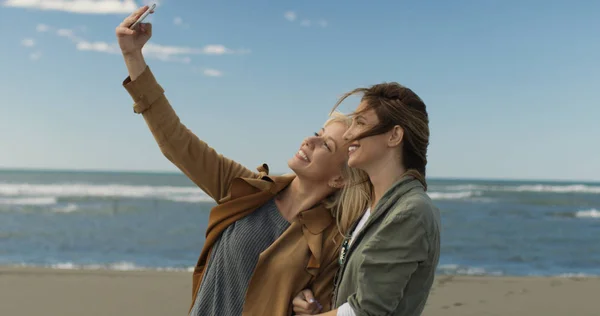 Deux Jeunes Femmes Souriantes Faisant Selfie Sur Téléphone Portable Jour — Photo