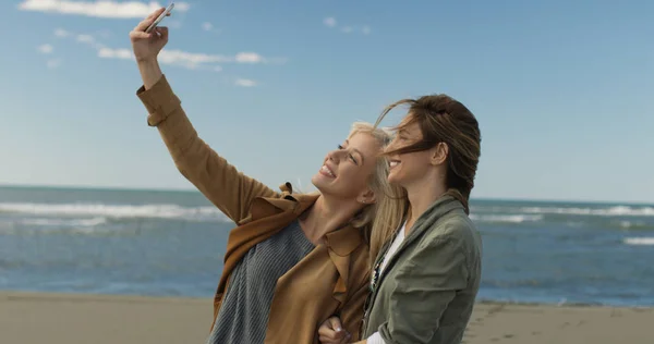 Deux Jeunes Femmes Souriantes Faisant Selfie Sur Téléphone Portable Jour — Photo